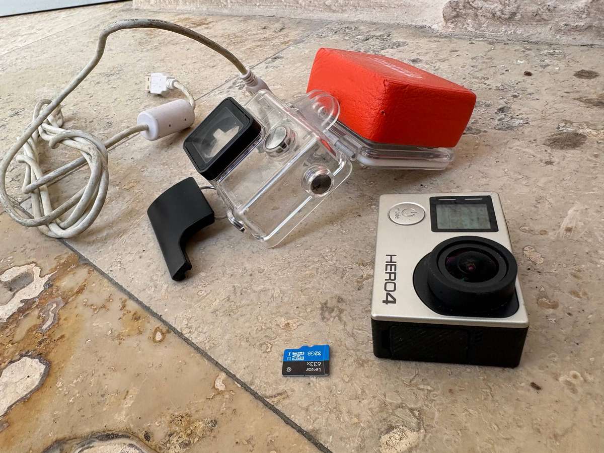 Go pro hero 4 sports camera with waterproof casing and Sd card 32gb + cable