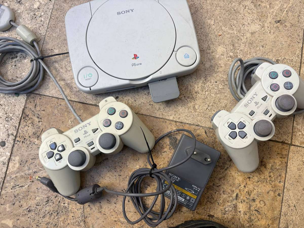 PlayStation 1 console bundle plus game