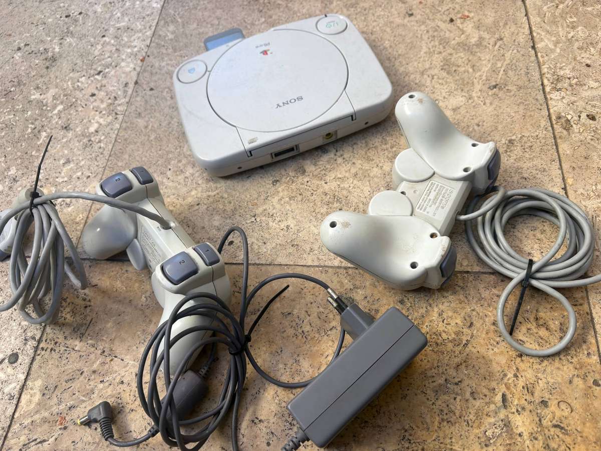 PlayStation 1 console bundle plus game