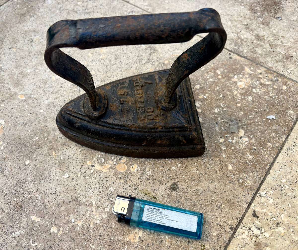 Vintage sad iron no 7 Deerfields cast metal
