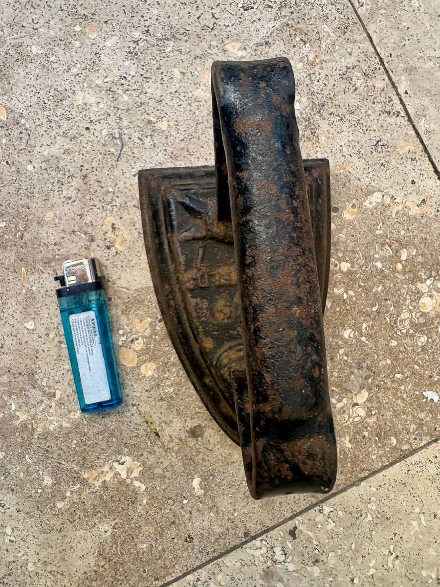 Vintage sad iron no 7 Deerfields cast metal