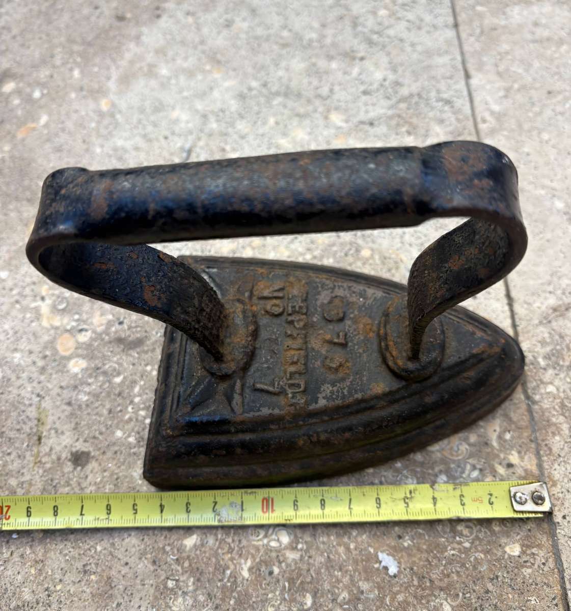 Vintage sad iron no 7 Deerfields cast metal