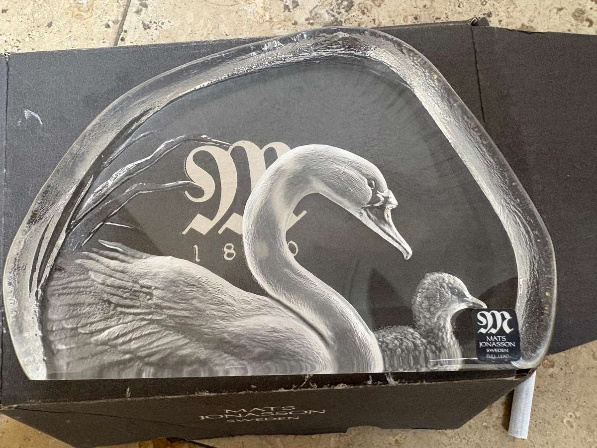 Vintage Mats Jonasson lead crystal paperweight Swan mother and baby  3d NIB , in original packaging