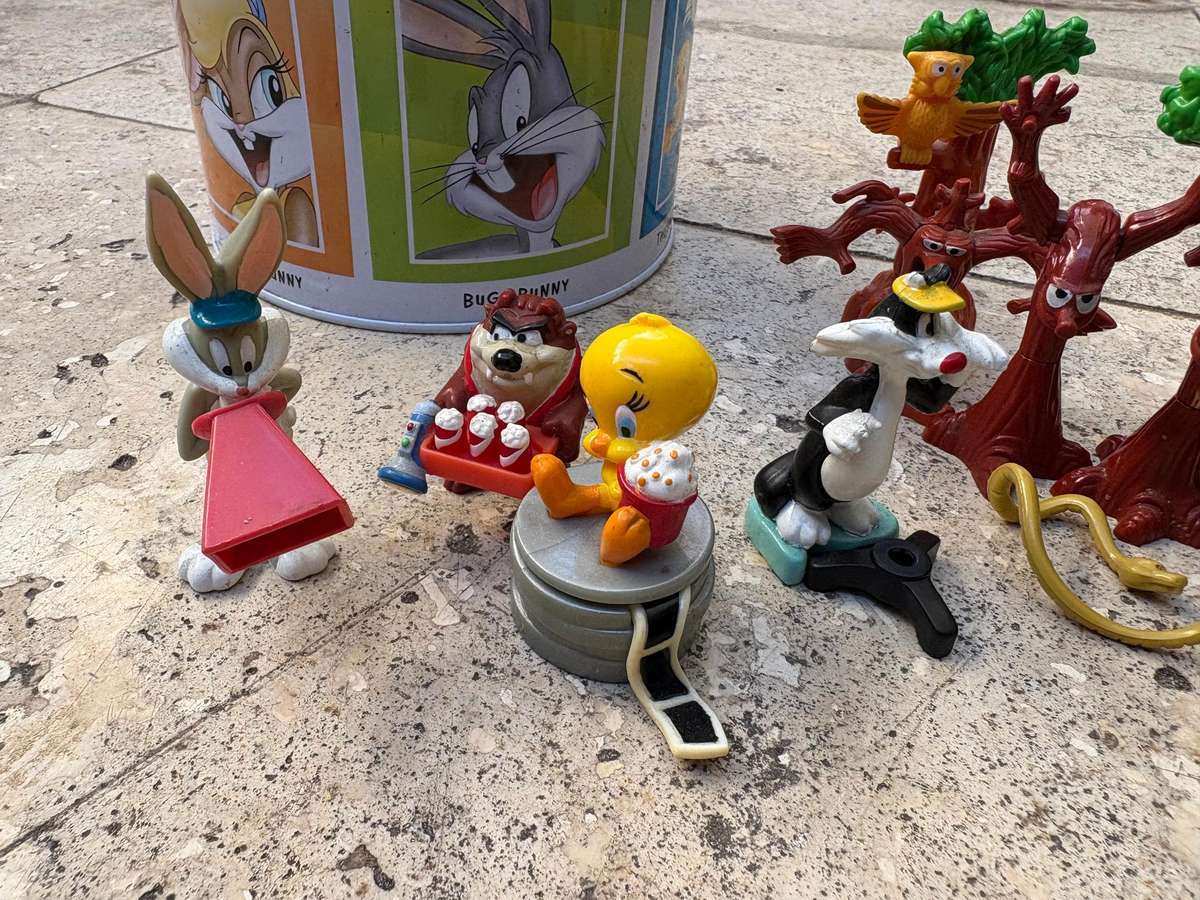 Kinder figure lot of 17 in money box tin