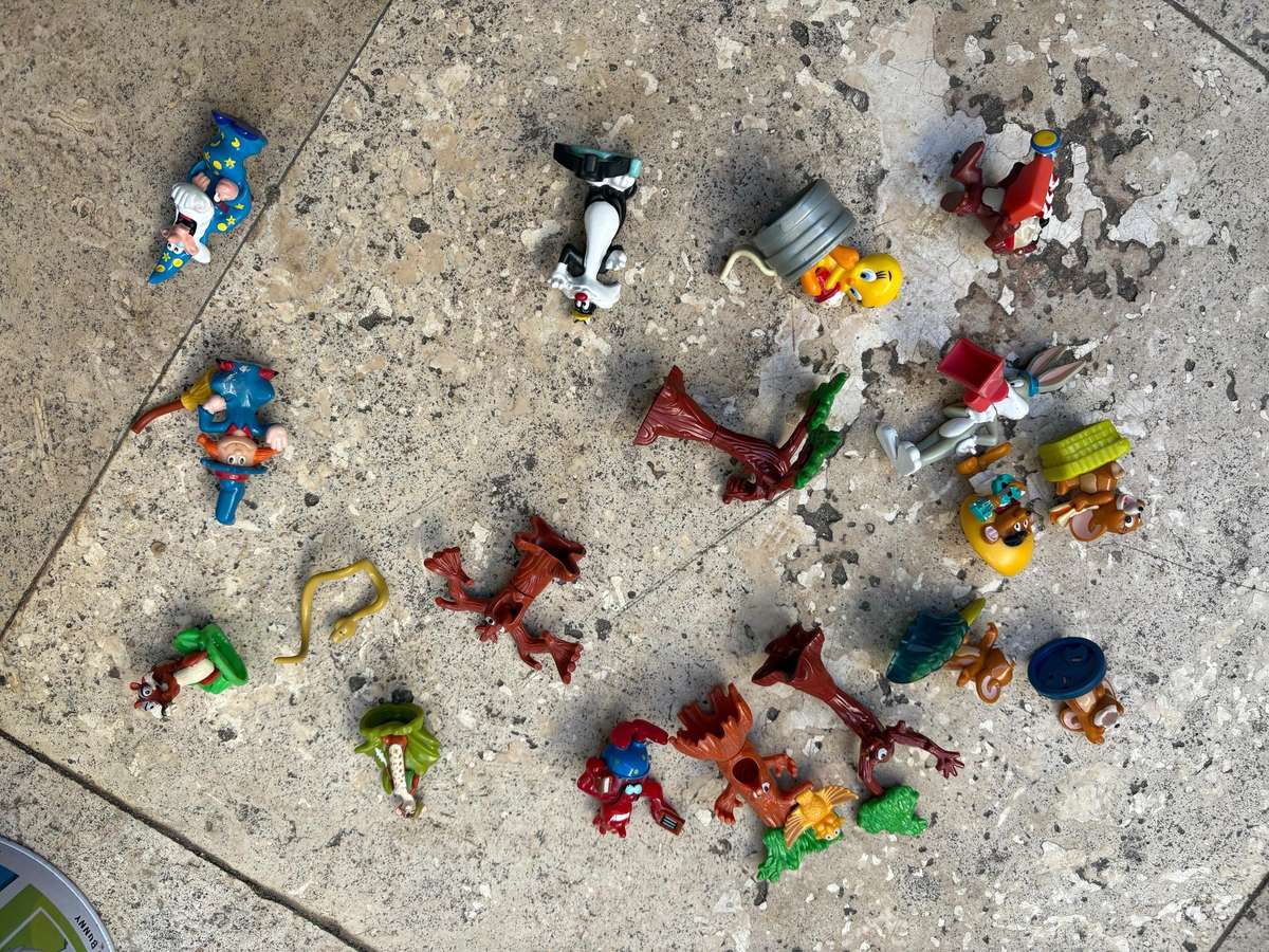Kinder figure lot of 17 in money box tin