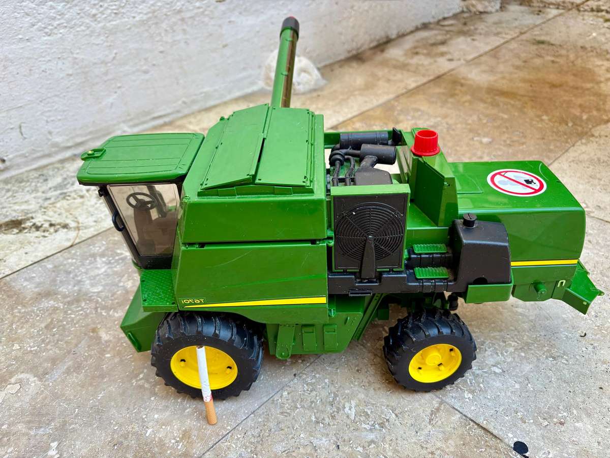 Bruder John Deere combine harvester T670i farm toy