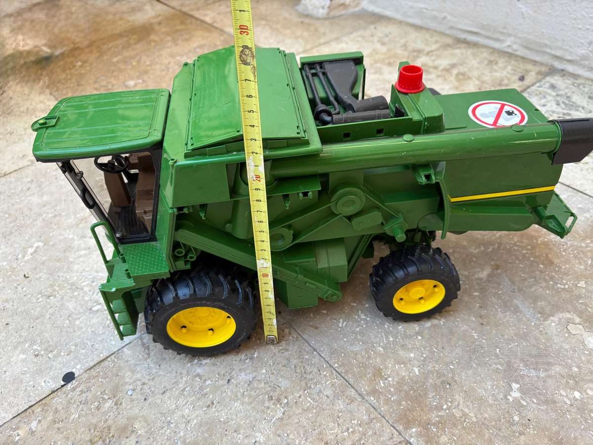 Bruder John Deere combine harvester T670i farm toy
