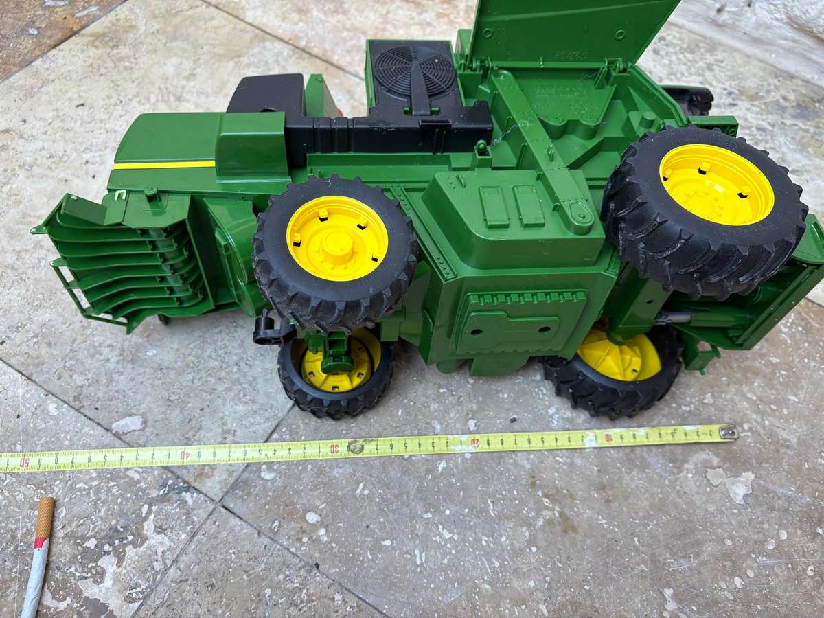 Bruder John Deere combine harvester T670i farm toy