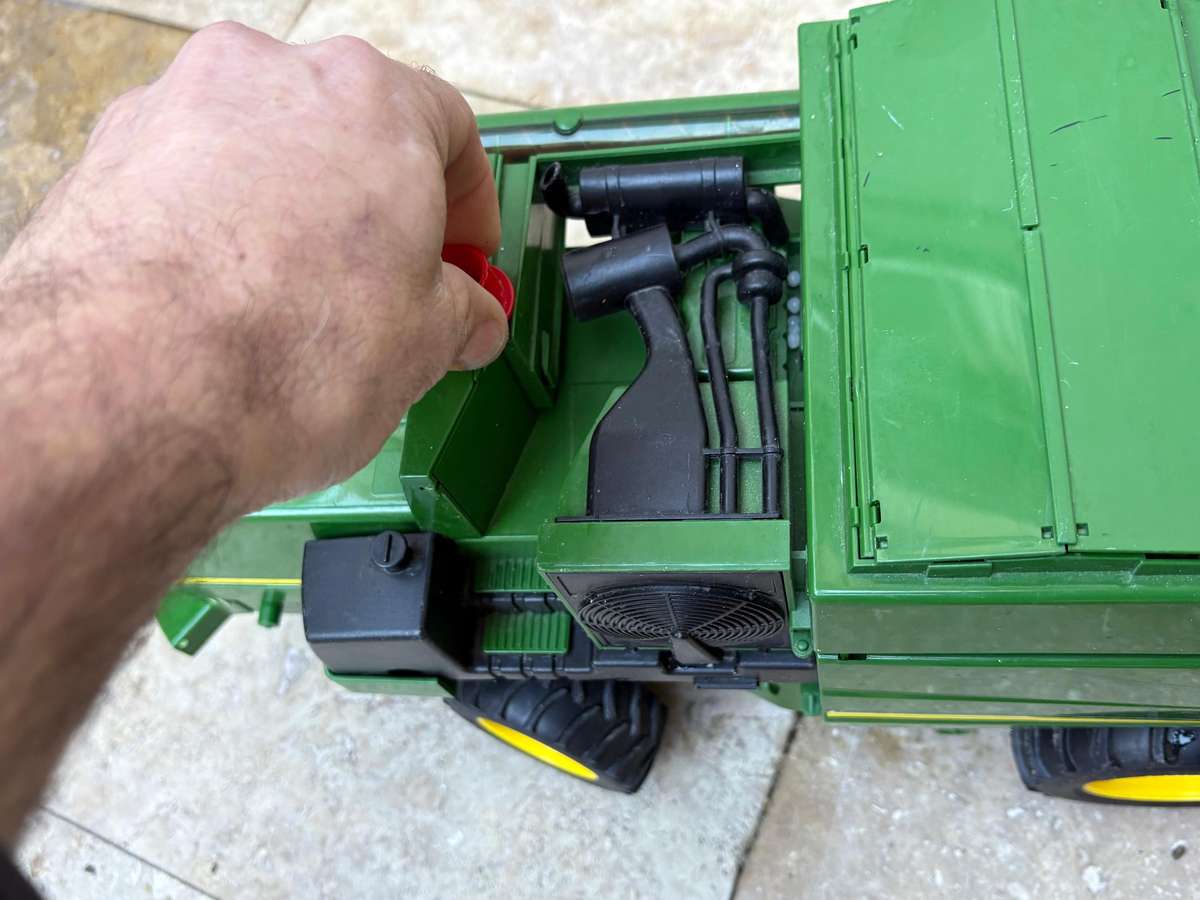 Bruder John Deere combine harvester T670i farm toy