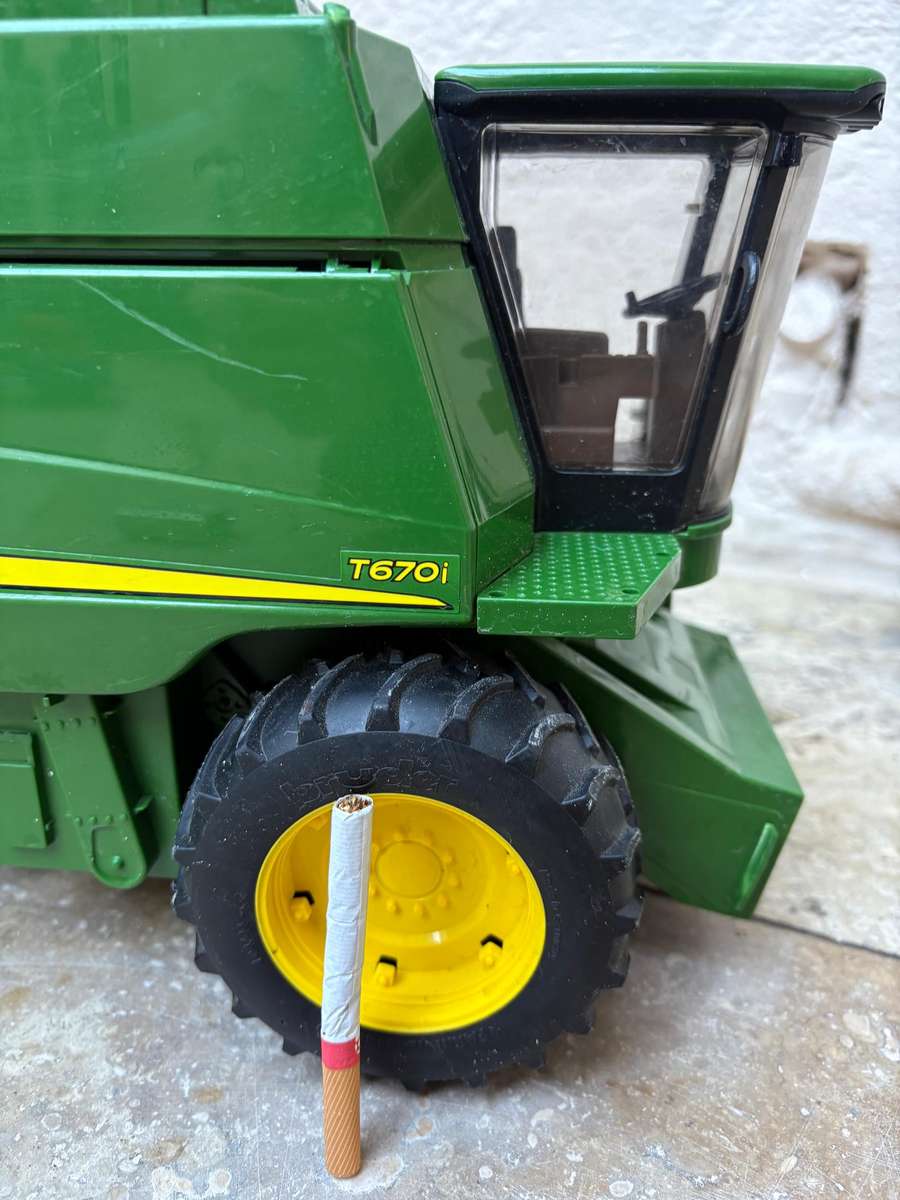 Bruder John Deere combine harvester T670i farm toy