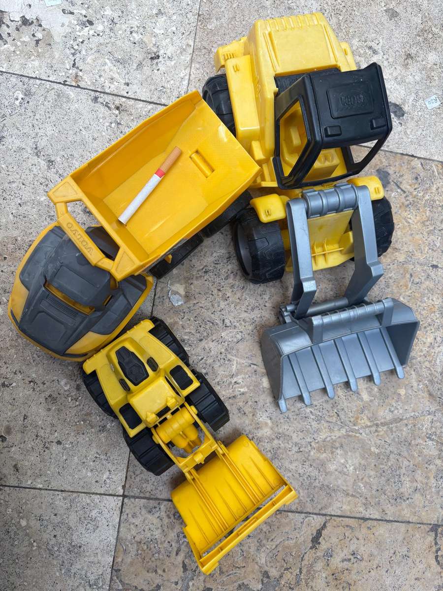 Construction  toy  car lot of 3 , front loader and trucks lot of 3