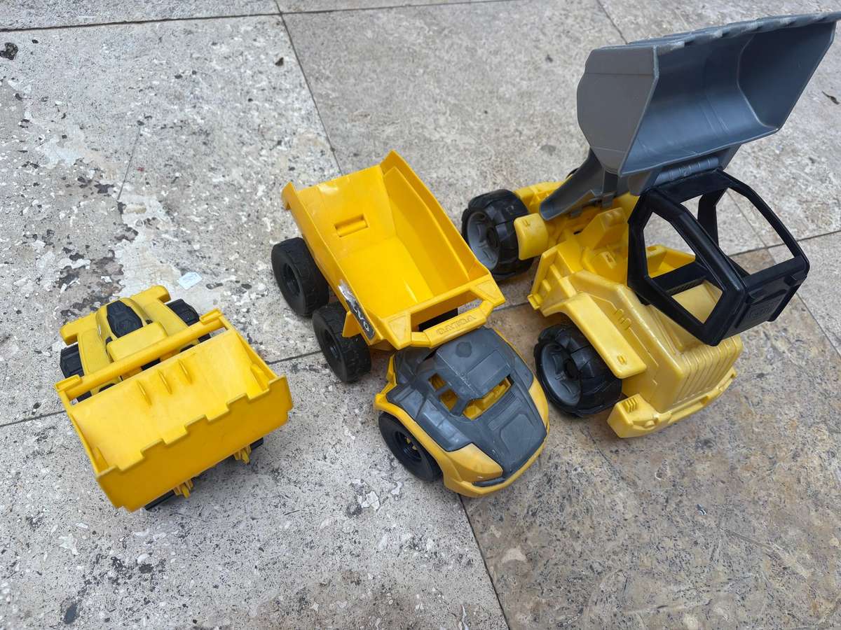 Construction  toy  car lot of 3 , front loader and trucks lot of 3