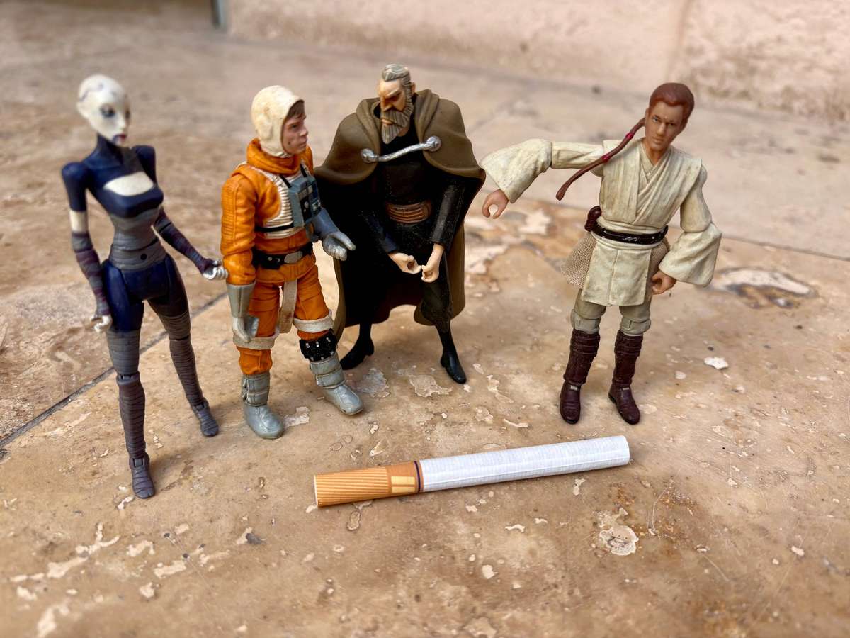 Vintage Star Wars figure lot of 4 in popcorn bucket