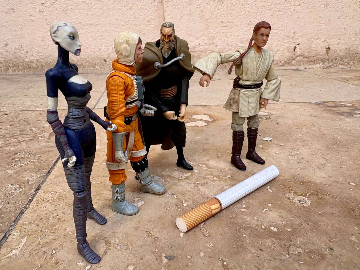 Vintage Star Wars figure lot of 4 in popcorn bucket