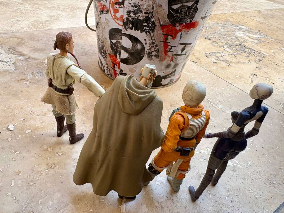 Vintage Star Wars figure lot of 4 in popcorn bucket