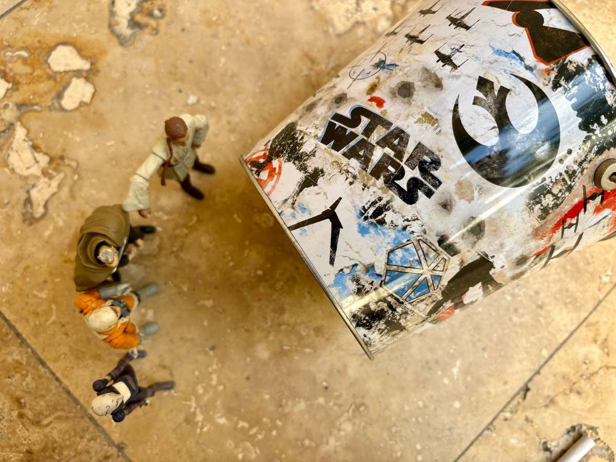 Vintage Star Wars figure lot of 4 in popcorn bucket