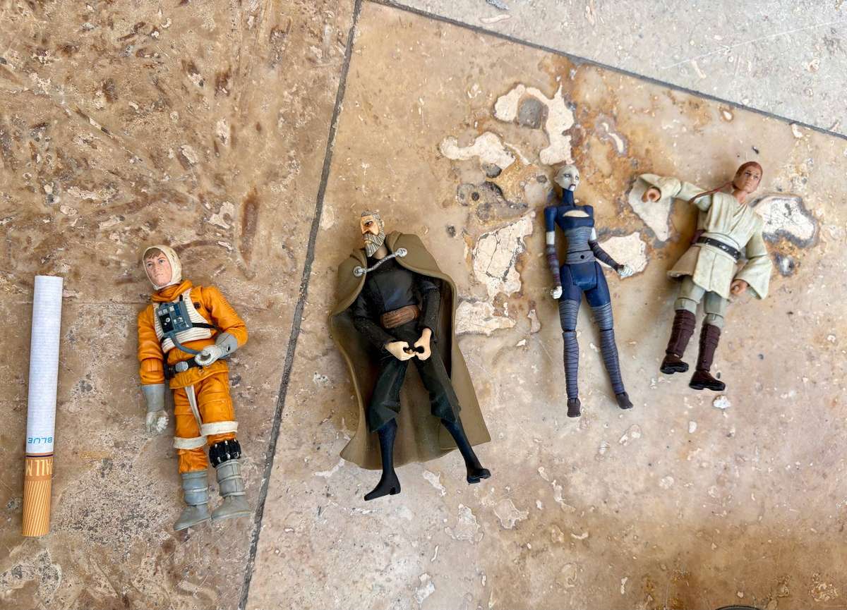 Vintage Star Wars figure lot of 4 in popcorn bucket