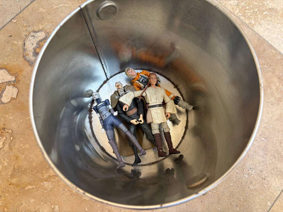 Vintage Star Wars figure lot of 4 in popcorn bucket