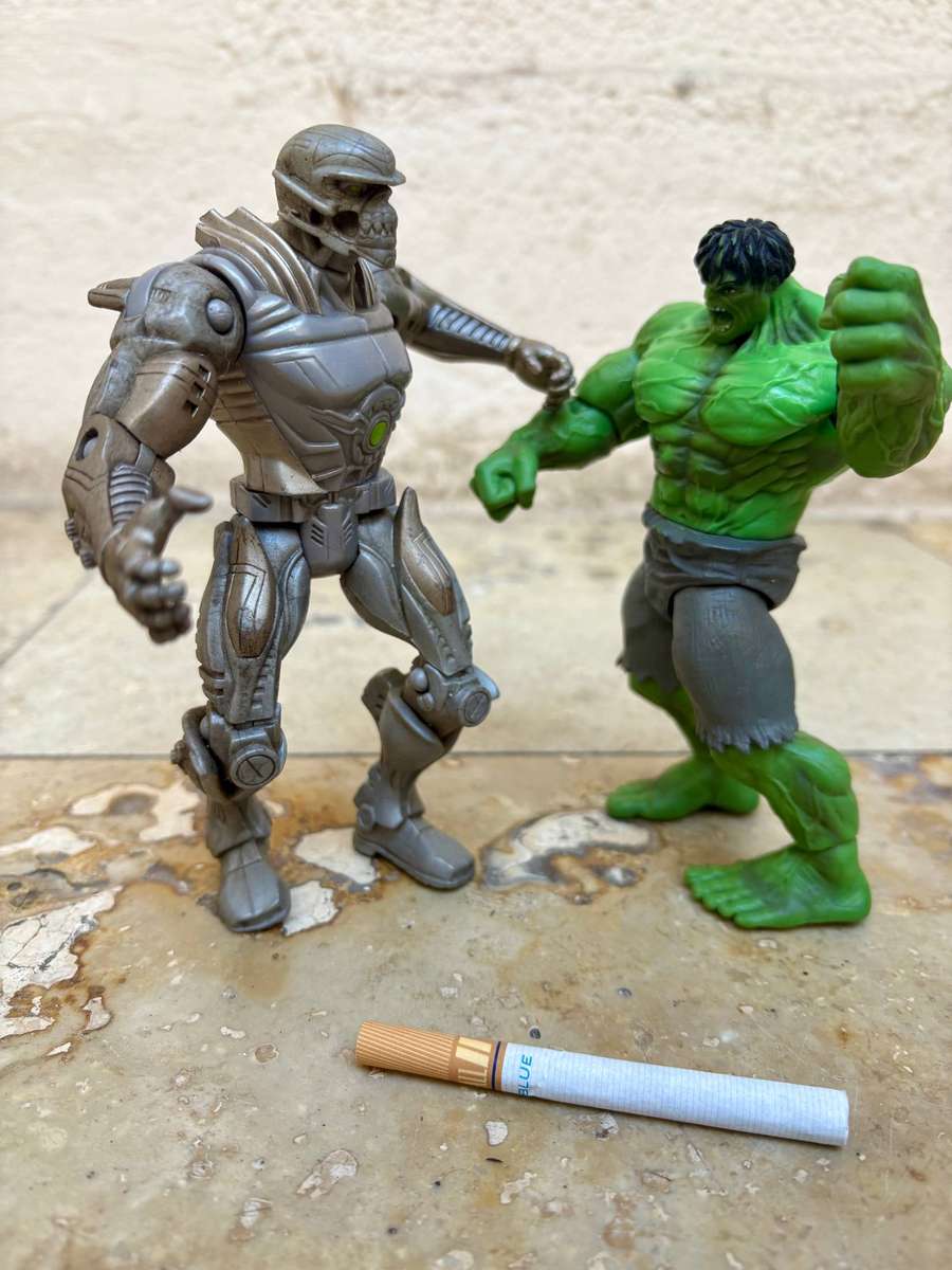 Vintage Incredible Hulk marvel 2007 and Metallo action figure 2007 Spider-Man returns pair