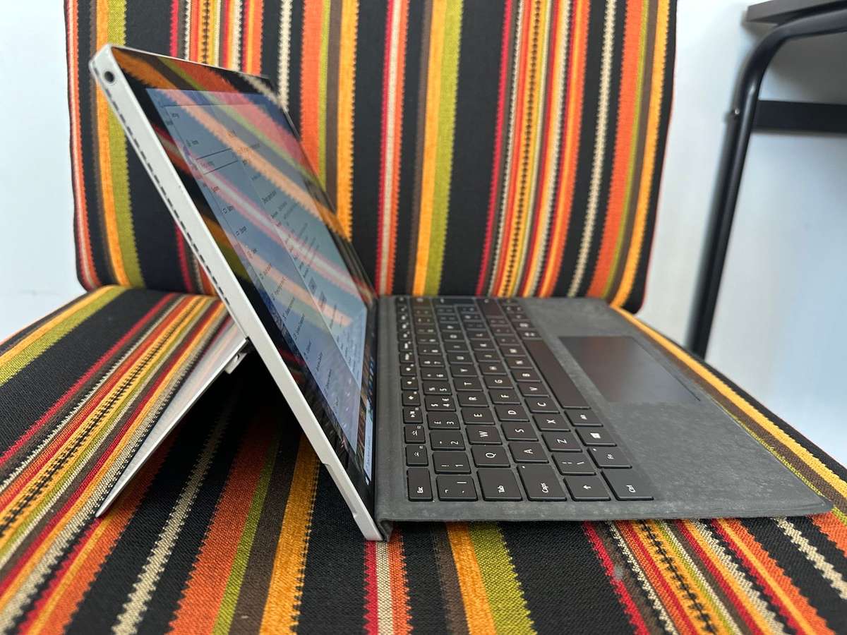 Warehouse Clearance : Microsoft Surface pro  256gb 4gb Intel core i5 6th gen