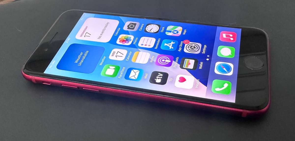 TRADE IN CLEARANCE  :  iPhone SE Product RED 64 GB