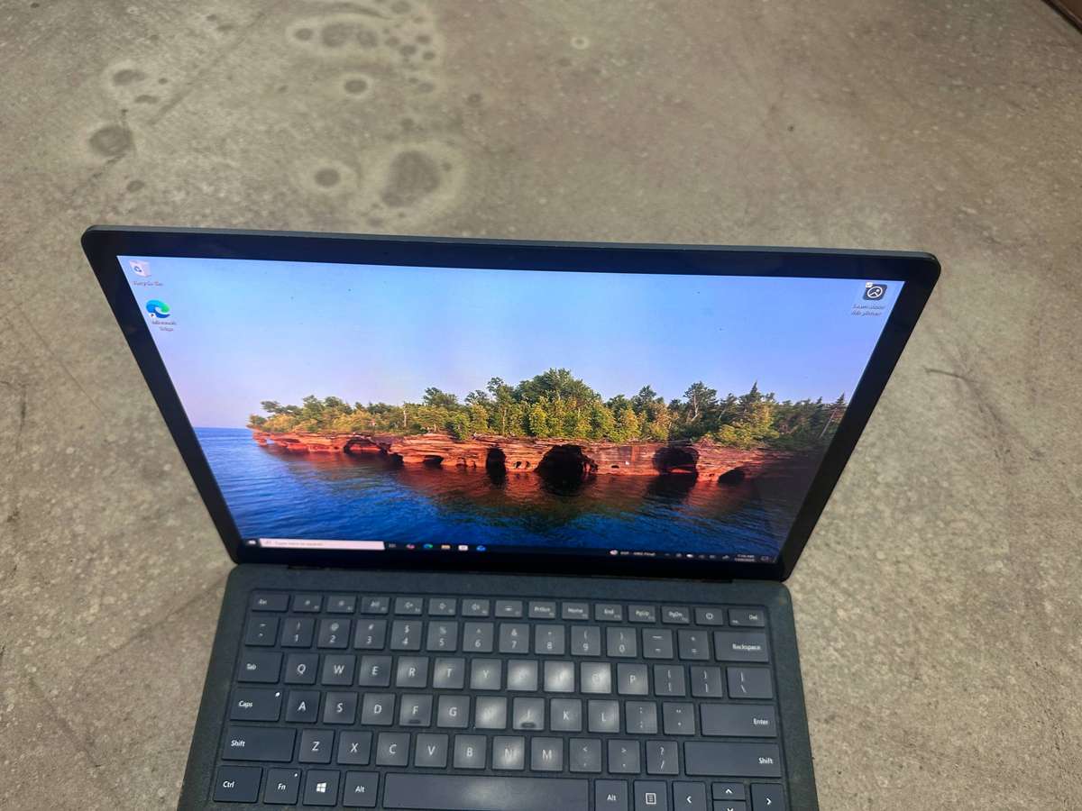 Microsoft Surface laptop - Core i5 - 8GB RAM - Windows 10 Pro