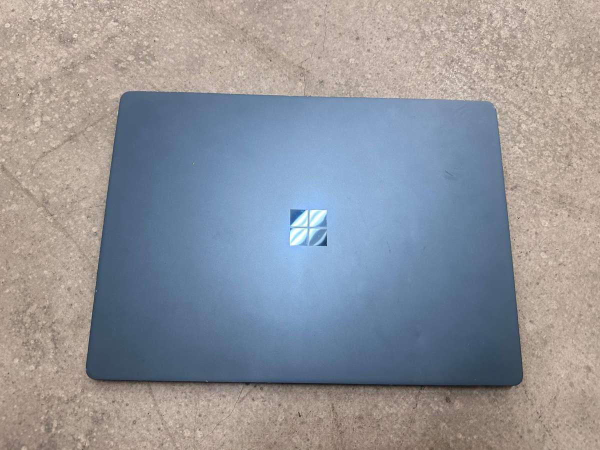 Microsoft Surface laptop - Core i5 - 8GB RAM - Windows 10 Pro