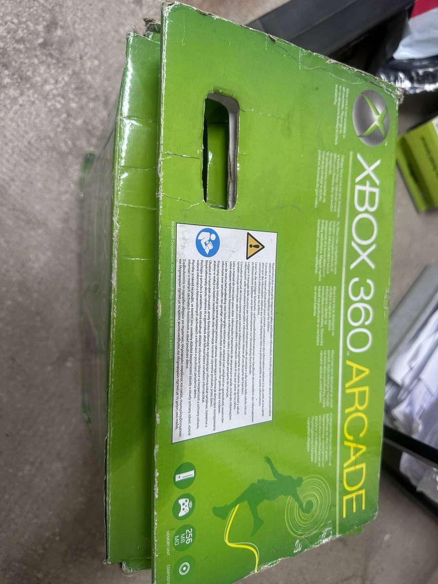 TRADE IN CLEARANCE  : Xbox 360 Arcade with controller