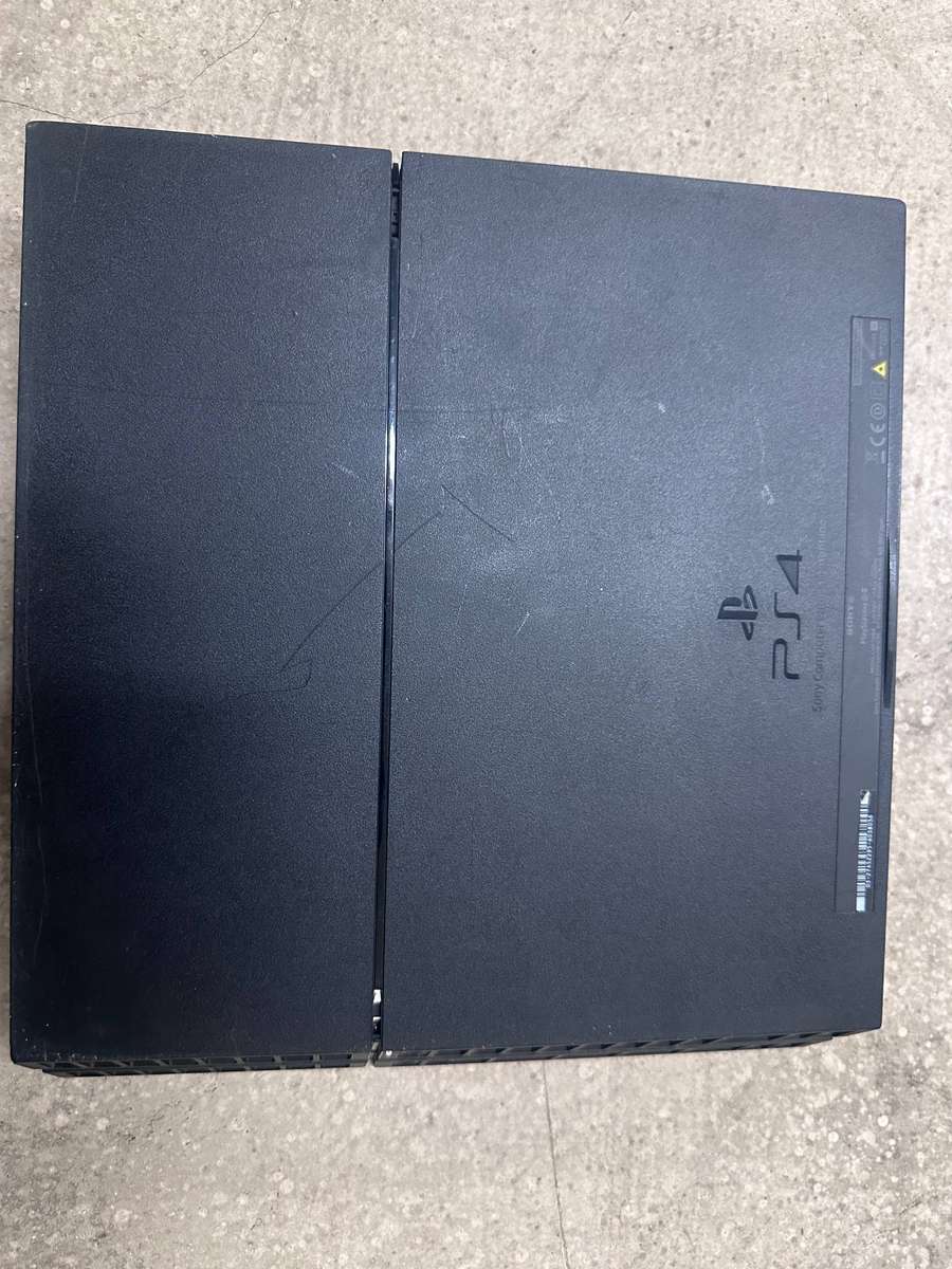 TRADE IN CLEARANCE  : SONY PLAY STATION 4 - 500GB & 2 CONTROLLERS