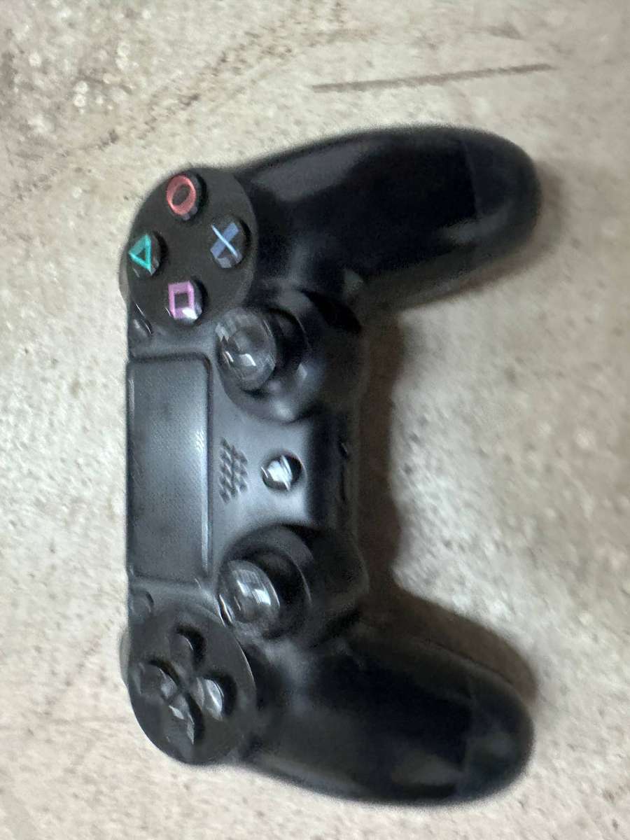 TRADE IN CLEARANCE  : SONY PLAY STATION 4 - 500GB & 2 CONTROLLERS