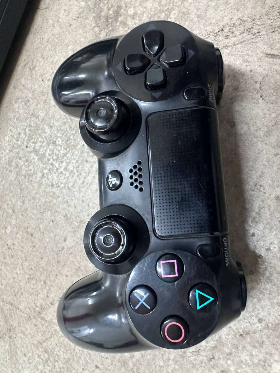 TRADE IN CLEARANCE  : SONY PLAY STATION 4 - 500GB & 2 CONTROLLERS