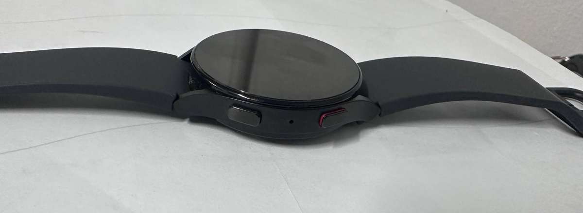 TRADE IN CLEARANCE : Samsung Galaxy Watch5 (SM-R910) is a 44mm Bluetooth/Wi-Fi