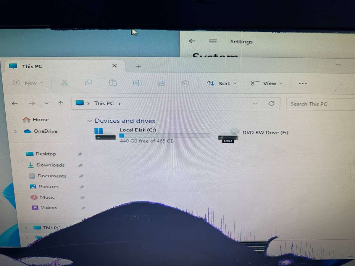 Lenovo ThinkCentre Desktop - ICore i3 - 2GB RAM - Windows 11 Pro - 465 GB Storage  - Damged Screen