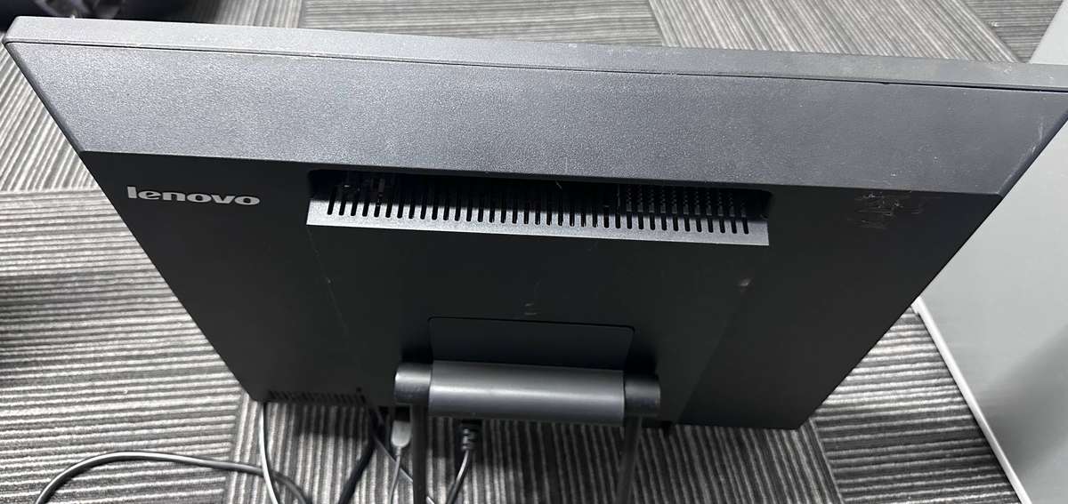 Lenovo ThinkCentre Desktop - ICore i3 - 2GB RAM - Windows 11 Pro - 465 GB Storage  - Damged Screen