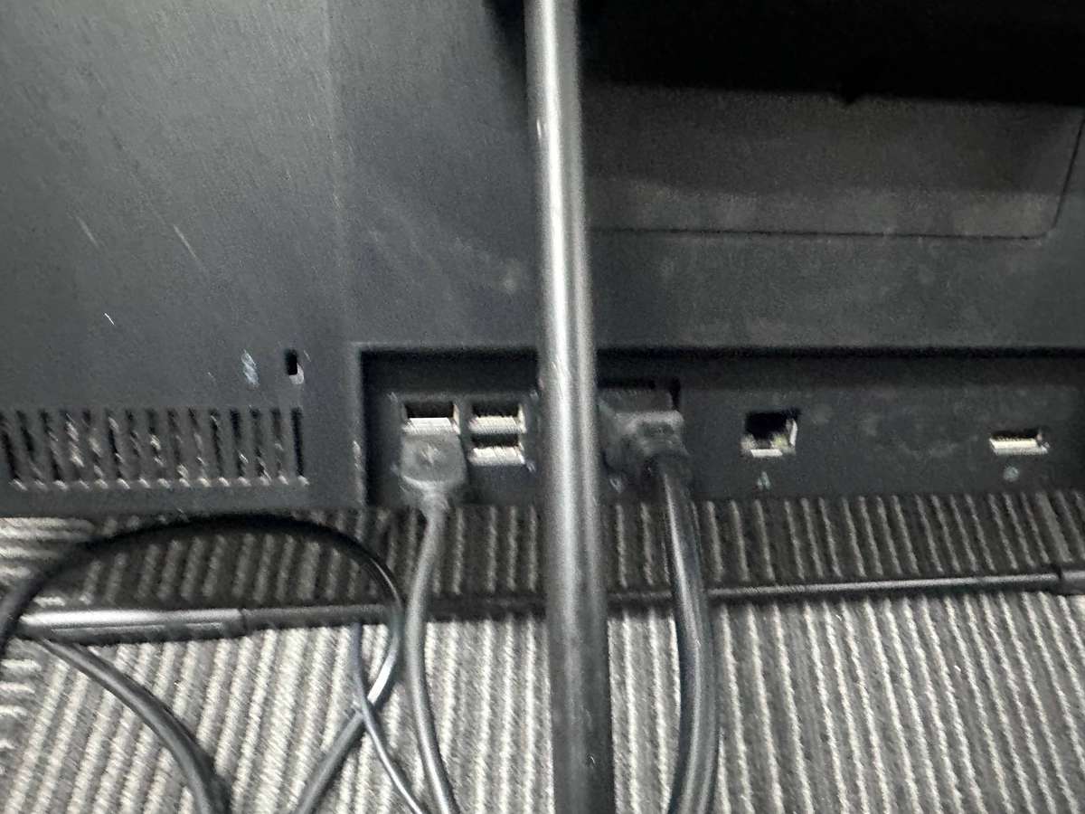 Lenovo ThinkCentre Desktop - ICore i3 - 2GB RAM - Windows 11 Pro - 465 GB Storage  - Damged Screen