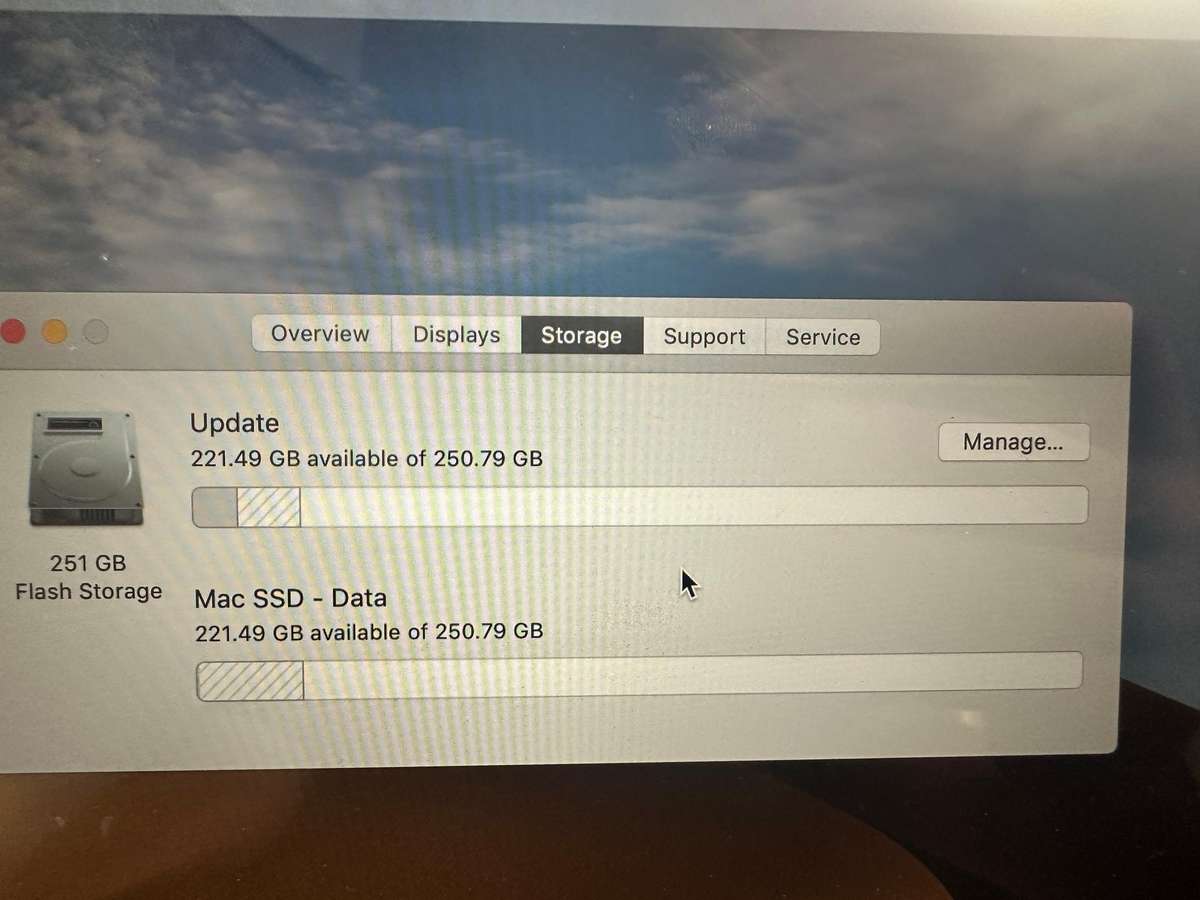 Clearance : Apple macbook Pro Retina 15"-Core i7-16 GB RAM - 250 GB STORAGE - Randomly switches off