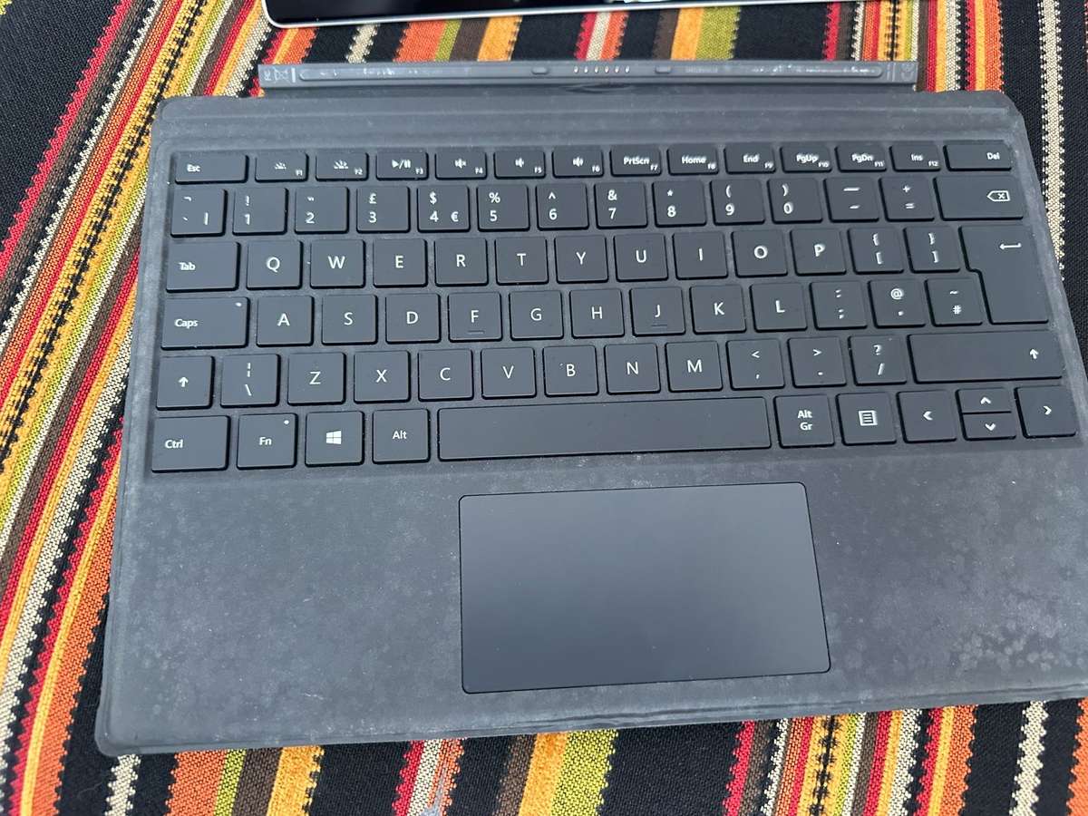 Warehouse Clearance : Microsoft Surface pro  256gb 4gb Intel core i5 6th gen