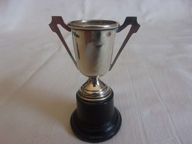 2 Small vintage Sterling silver trophies - 35.4g silver weight