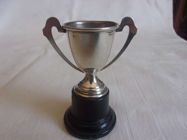 2 Small vintage Sterling silver trophies - 35.4g silver weight