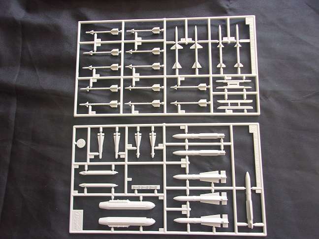 Hasegawa 1:72 scale Aircraft Weapons : 111 U.S. Air to Air Missiles model kit