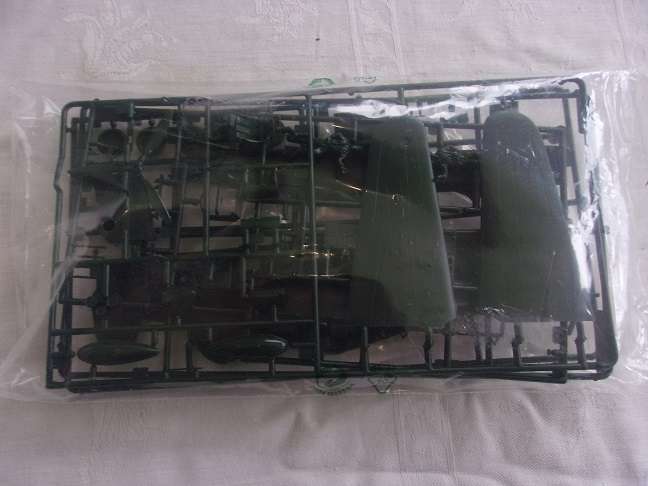 Revell 1:48 scale CurtissP-40 E Warhawk model plane kit - 04566