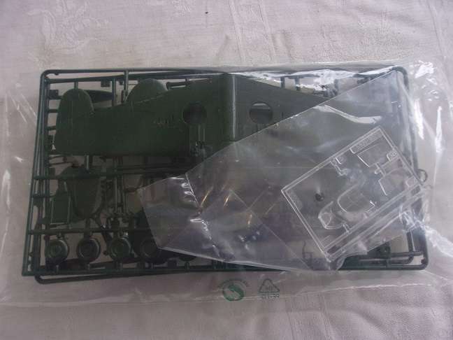 Revell 1:48 scale CurtissP-40 E Warhawk model plane kit - 04566