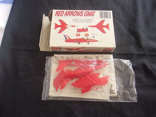 Lot of 6 vintage model plane kits for 1 bid - not sure if complete