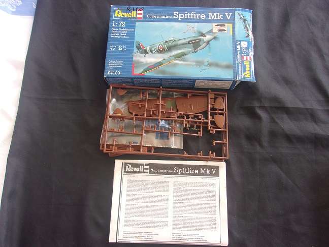 Lot of 6 vintage model plane kits for 1 bid - not sure if complete