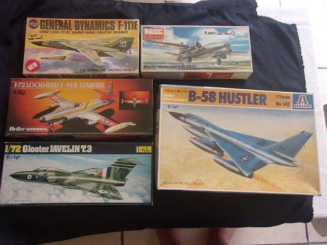 Lot of 5 vintage model plane kits for 1 bid - not sure if complete