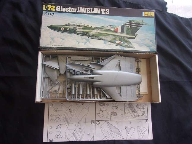 Lot of 5 vintage model plane kits for 1 bid - not sure if complete