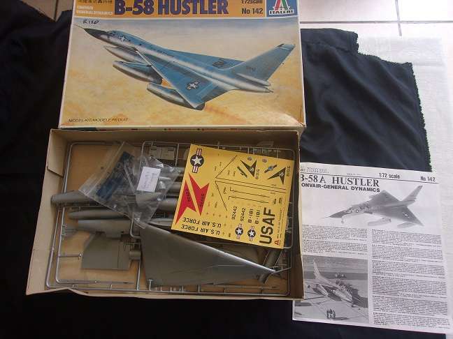 Lot of 5 vintage model plane kits for 1 bid - not sure if complete