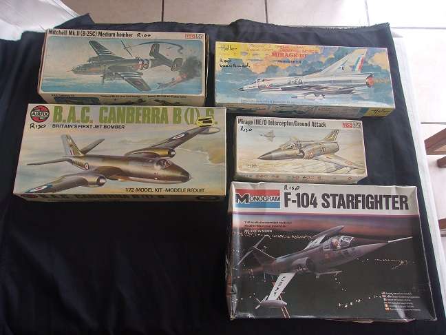 Lot of 5 vintage model plane kits for 1 bid - not sure if complete