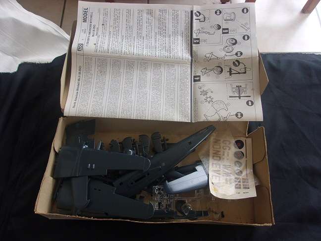 Lot of 5 vintage model plane kits for 1 bid - not sure if complete