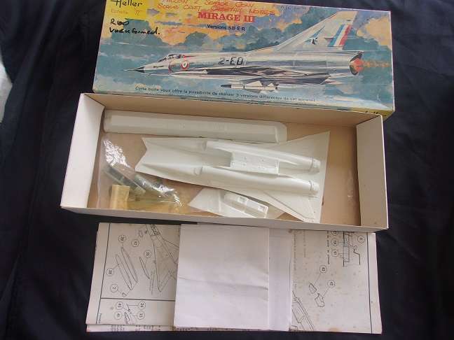 Lot of 5 vintage model plane kits for 1 bid - not sure if complete